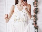 Μεταλλική χρυσή κρεμάστρα "Bride" - Image 5